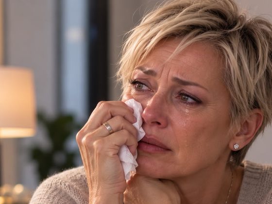 Mulher com um lenço no rosto, emocionada